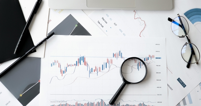 Beeld van financiële analyse in een zakelijke omgeving, met focus op grafieken en financiële gegevens.