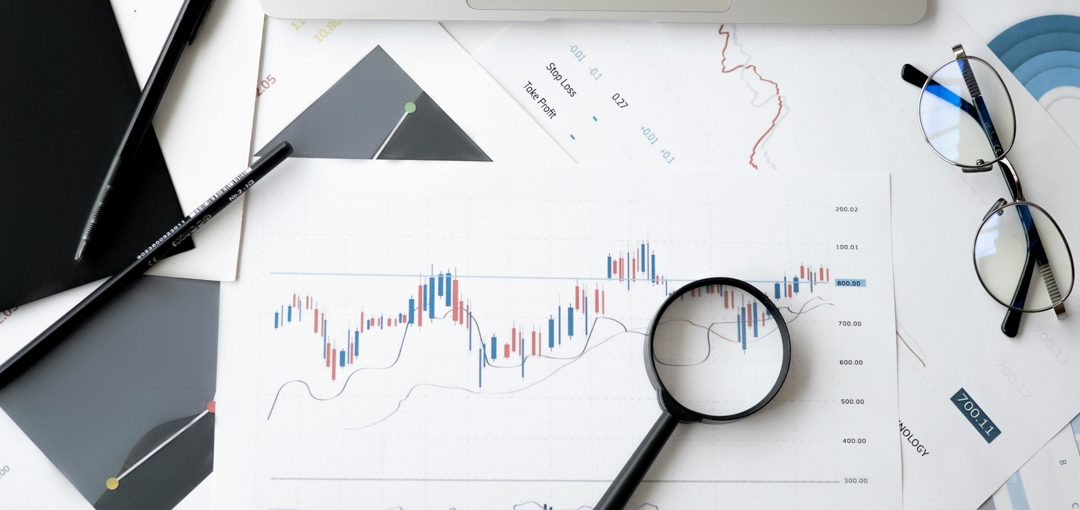 Beeld van financiële analyse in een zakelijke omgeving, met focus op grafieken en financiële gegevens.